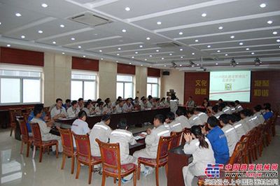 恒特重工召开“12116团队建设管理法”4月份讲评会