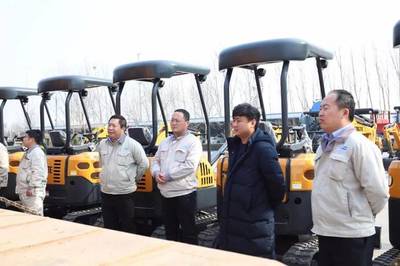 恒特挖掘机再发15台微型挖掘机交付客户