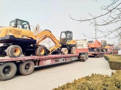 恒特挖掘机庆祝新一轮交付 15台微型挖掘机顺利抵达客户手中